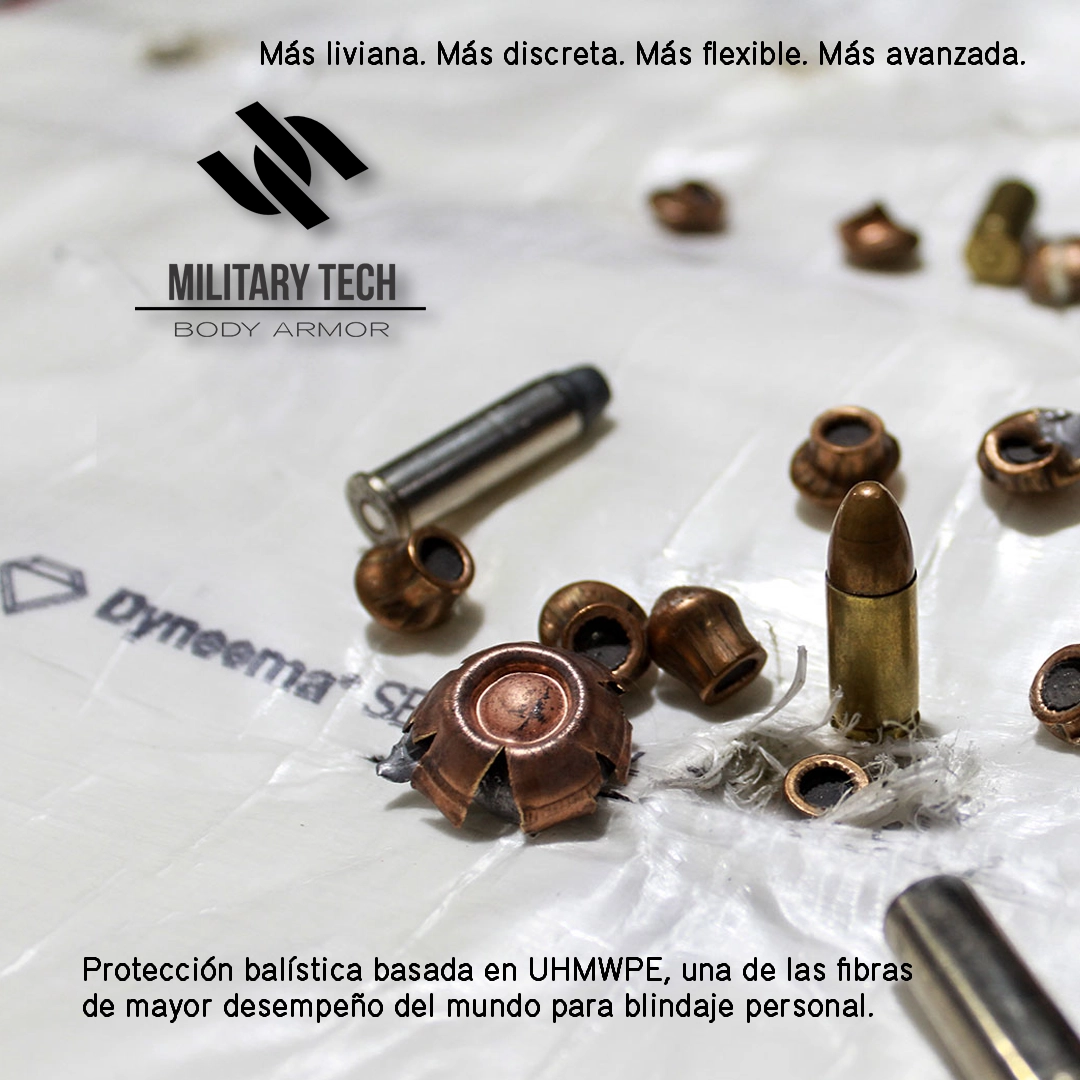 Material balístico UHMWPE de alto desempeño con proyectiles deformados tras prueba de resistencia.
